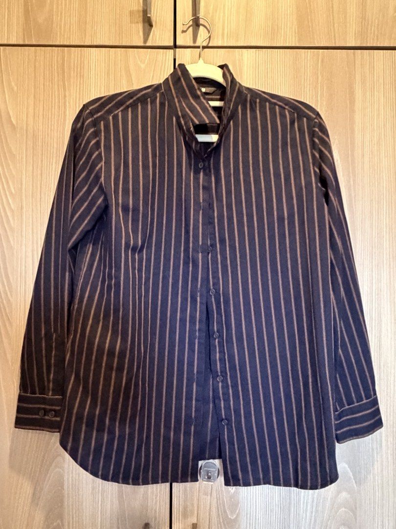 Uniqlo Top Shirt (Category: Longsleeves) located in Quezon City. Submitted by j_vent (Listing ID 1454061679, Image 1). Description: .