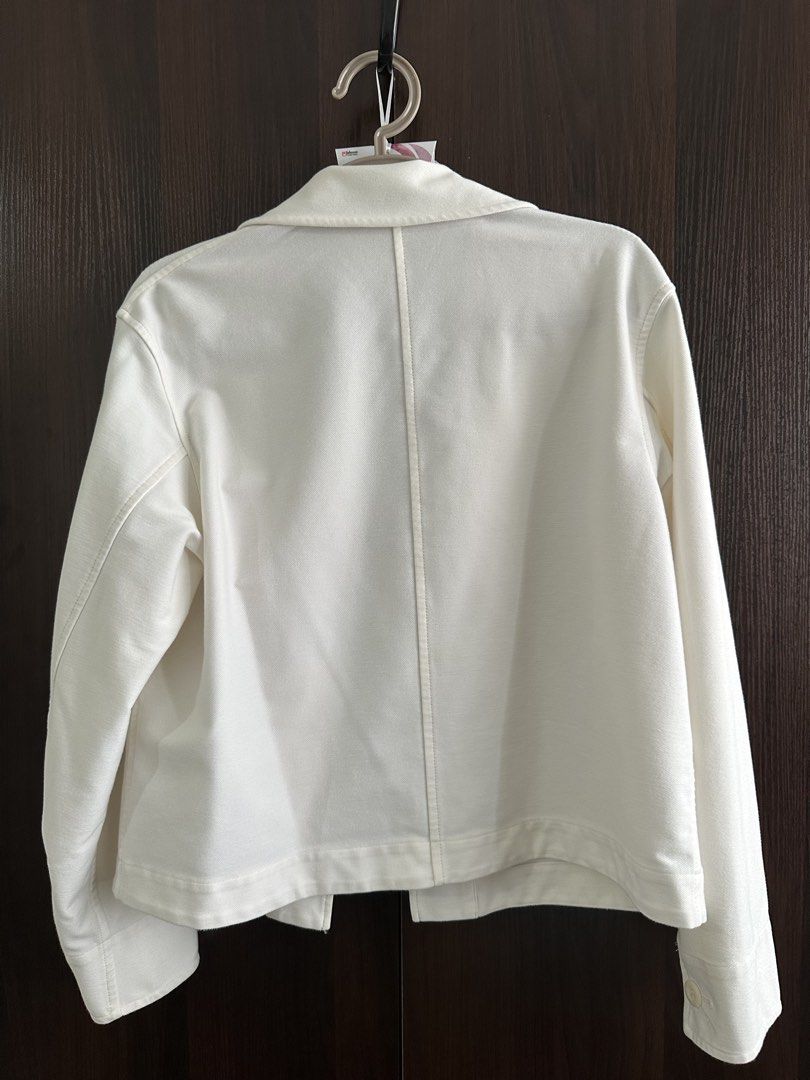 Uniqlo White Jacket (Category: Coats, Jackets and Outerwear) located in Mandaluyong City. Submitted by declutterwithishyyy (Listing ID 1454061342, Image 2). Description: .