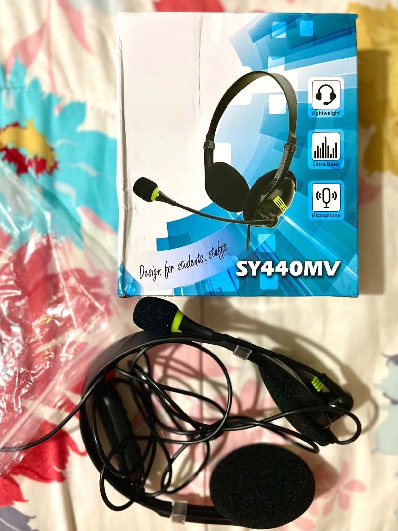 USB Noise-cancelling Headset (Category: Microphones) located in Manila. Submitted by renznrs (Listing ID 1454094125, Image 1). Description: USB Noise-Cancelling Headset – Call Center Headphones with Microphone for Clear Communication - Lightweight headset with built-in microphone - Ideal for students, WFH, and general use - Features extra bass for enhanced audio - Includes two pairs of earpads - Original box is included - Noise Cancelling - Used 