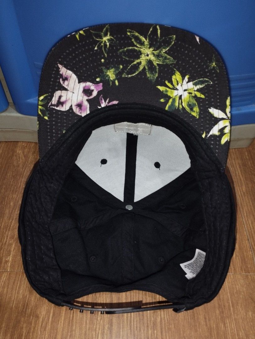 Vans "Off The Wall" Snapback Cap Floral Brim (Category: Caps & Hats) located in Manila. Submitted by jmz_thrifted (Listing ID 1454185591, Image 2). Description: - Classic Vans snapback cap - Features iconic Vans logo on the front - Unique brim with a cool floral print (green & purple flowers) - One size fits all design - Adjustable strap for a comfortable fit - Ideal for everyday casual wear Vans "Off The Wall" Snapback OSFA Condition & Color Rat