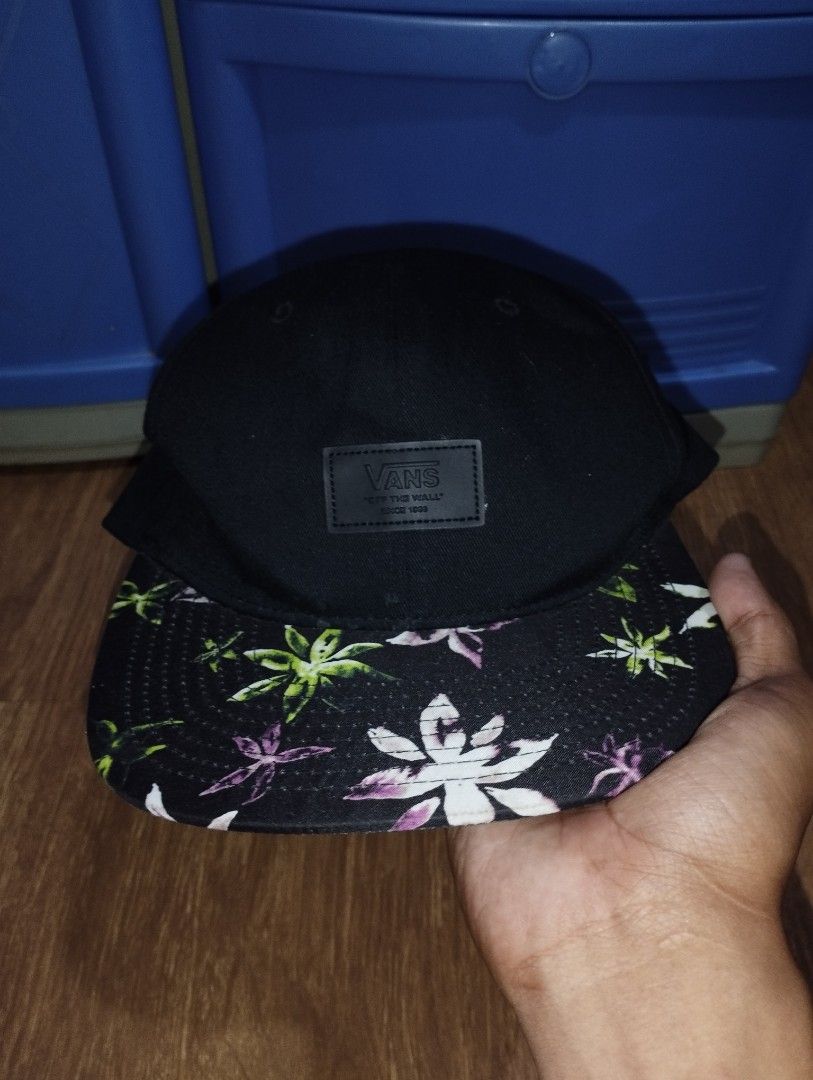 Vans "Off The Wall" Snapback Cap Floral Brim (Category: Caps & Hats) located in Manila. Submitted by jmz_thrifted (Listing ID 1454185591, Image 1). Description: - Classic Vans snapback cap - Features iconic Vans logo on the front - Unique brim with a cool floral print (green & purple flowers) - One size fits all design - Adjustable strap for a comfortable fit - Ideal for everyday casual wear Vans "Off The Wall" Snapback OSFA Condition & Color Rat