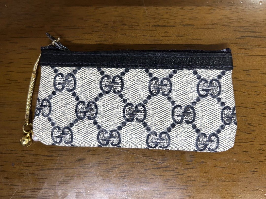 Vintage Gucci coin purse (Category: Luxury Bags & Wallets) located in Las Pinas. Submitted by kwenbeh (Listing ID 1454038782, Image 1). Description: .