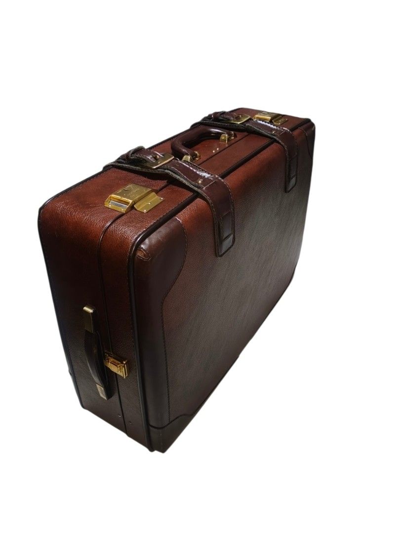 Vintage Leather Luggage (Category: Luxury Bags & Wallets) located in Makati City. Submitted by candyhinojales (Listing ID 1454140501, Image 2). Description: check in luggage vintage Leather Luggage dimension 20Wx10Dx30H inches pick up Taguig.