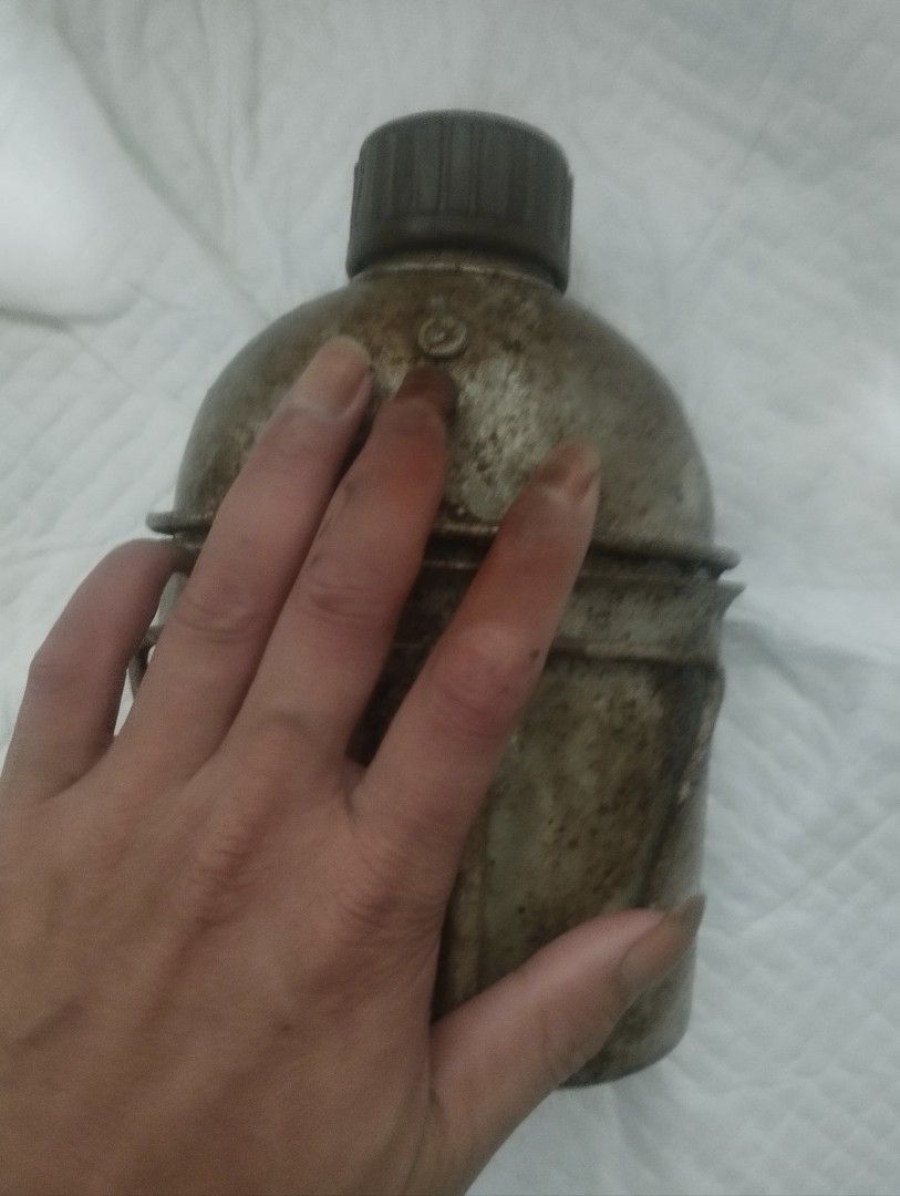 VINTAGE SOLDIERS CANTEEN (Category: Water Bottles & Tumblers) located in Mandaluyong City. Submitted by LEATHERFACE (Listing ID 1454030604, Image 2). Description: PRICE IS 1500.