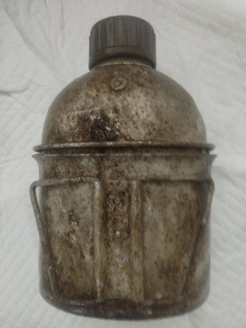VINTAGE SOLDIERS CANTEEN (Category: Water Bottles & Tumblers) located in Mandaluyong City. Submitted by LEATHERFACE (Listing ID 1454030604, Image 1). Description: PRICE IS 1500.