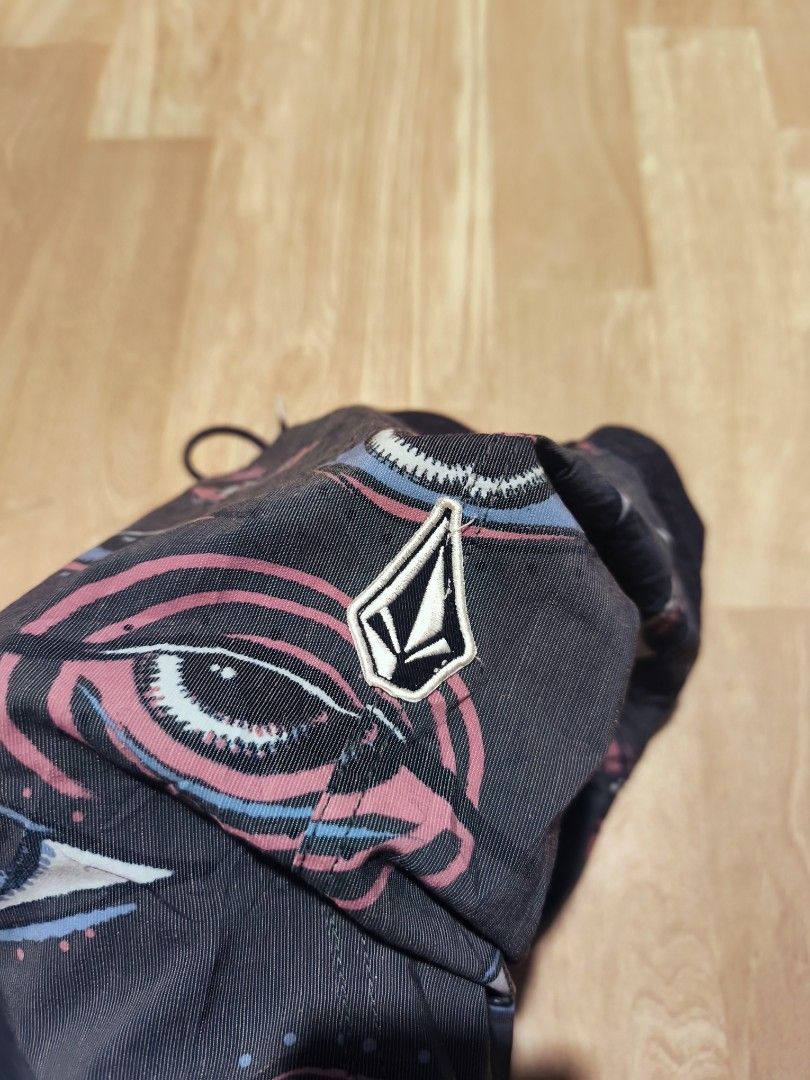 VOLCOM SURFING SHORT (Category: Swim Trunks & Board Shorts) located in Davao. Submitted by findloots (Listing ID 1454050303, Image 3). Description: VOLCOM SURFING SHORT Excellent Condition AOP Laser Print Size 38 L-21 9.9/10 Color Rate No issues Location Davao city Gcash Payment J&T Courier.