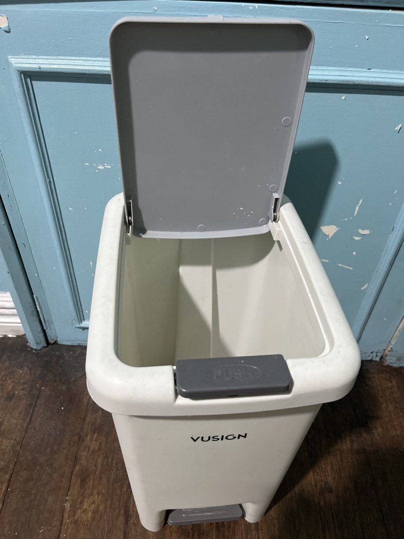 VUSIGN White Pedal Trash Can with Lid (Category: Waste Bins & Bags) located in San Juan City. Submitted by superash (Listing ID 1454117726, Image 2). Description: - VUSIGN White Pedal Trash Can - Convenient foot pedal lid operation - Ideal for kitchen or bathroom use - Easy and hygienic to use - Minor cosmetic marks on exterior, otherwise clean.