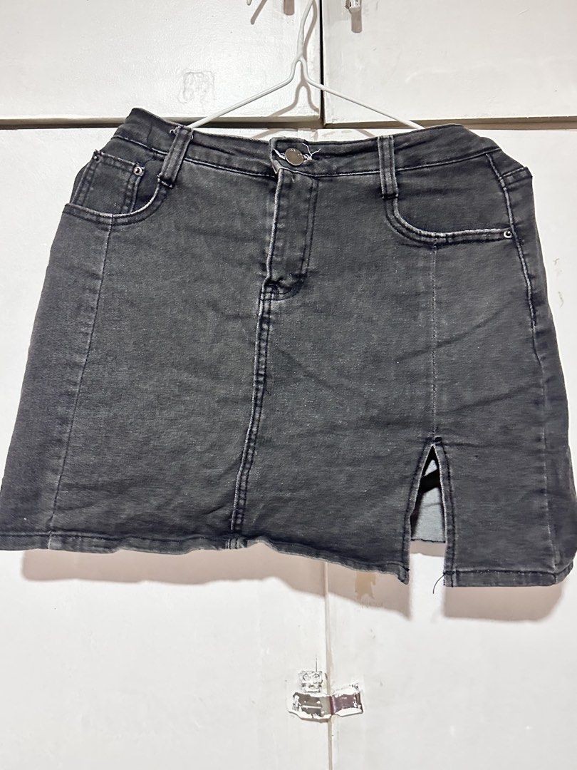 Washed Black Denim Mini Skirt with Front Slit (Category: Skirts) located in Baguio. Submitted by misty_dae (Listing ID 1454151127, Image 2). Description: .
