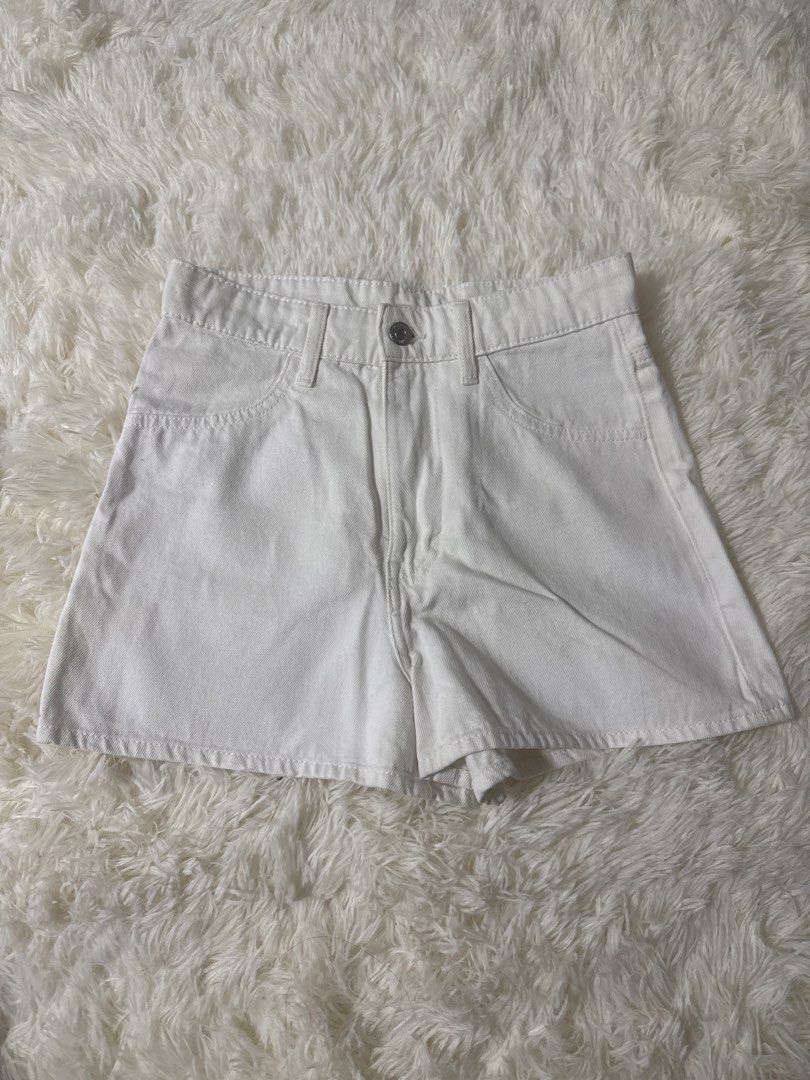White Denim High-Waisted Shorts (Category: Shorts) located in Imus. Submitted by tpdecluttering (Listing ID 1454083910, Image 1). Description: .