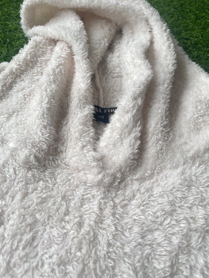White Fuzzy Hoodie 2XL (Category: Hoodies) located in Santa Maria. Submitted by lovelymaex08 (Listing ID 1454042341, Image 2). Description: - Super soft and cozy white fuzzy hoodie - Size: 2XL - Features a convenient front pocket - Ribbed cuffs and hem for a snug fit - Ideal for lounging or staying warm - Perfect for chilly days.