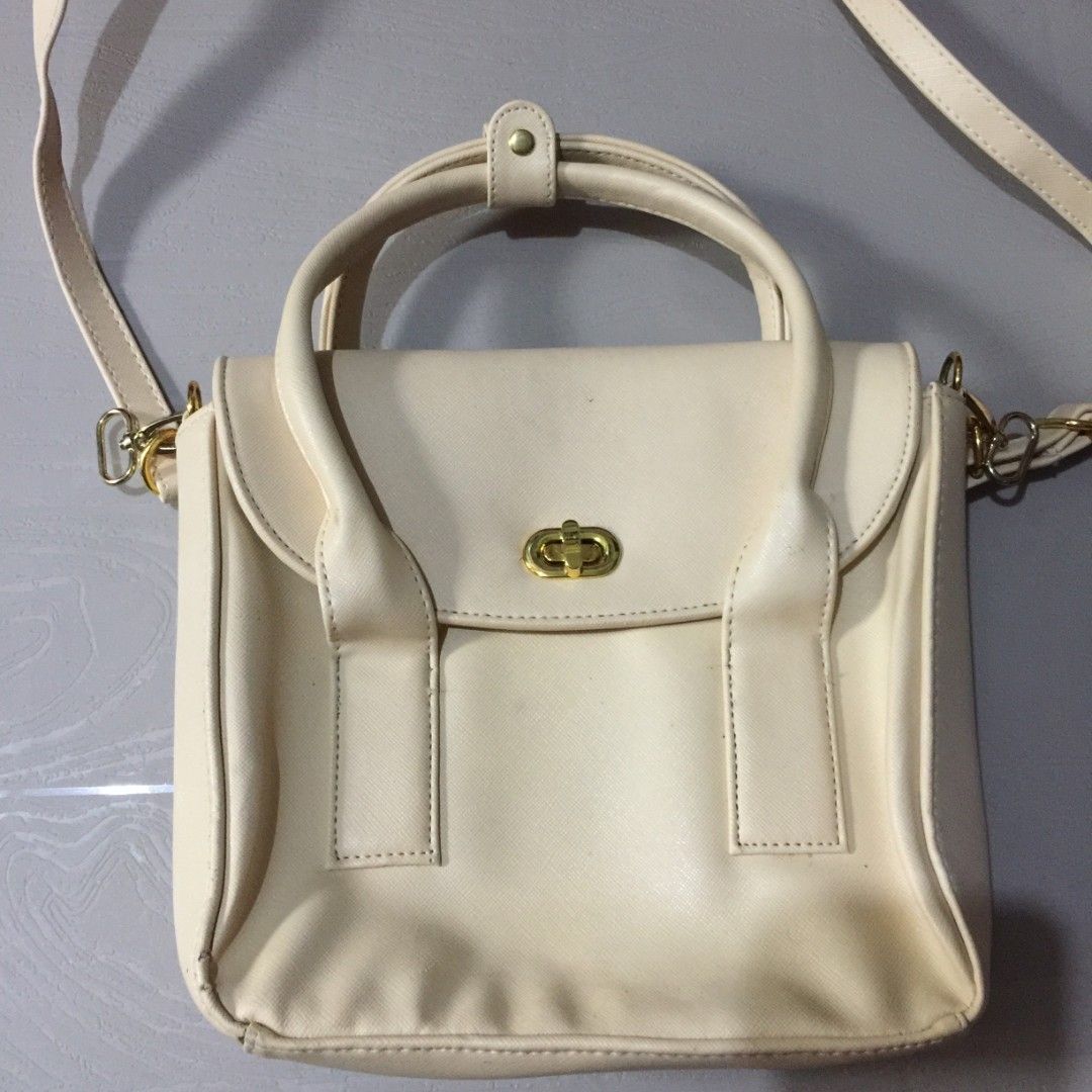 White Two-way Crossbody Sling Bag (Category: Cross-body Bags) located in Pasig City. Submitted by butfirst.declutter (Listing ID 1454032508, Image 2). Description: - Well used - Body still intact, minimal dents and stains - No box/paper bag/dust bag - Color may vary due to lighting - See photos for measurements - Manage your expectations since this is a preloved item. You can message me for inquiries. Kindly read my ‘About’ :> Price is negotiable
