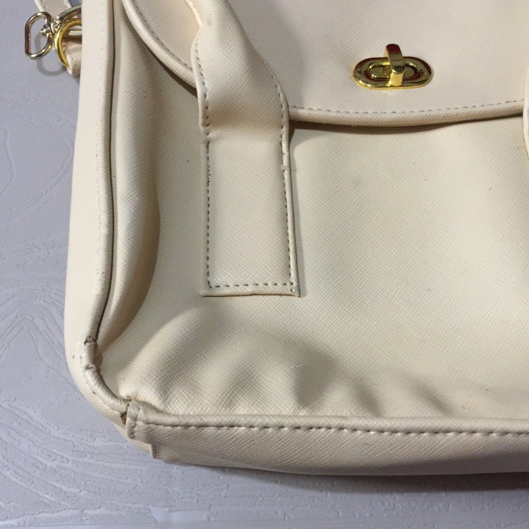 White Two-way Crossbody Sling Bag (Category: Cross-body Bags) located in Pasig City. Submitted by butfirst.declutter (Listing ID 1454032508, Image 3). Description: - Well used - Body still intact, minimal dents and stains - No box/paper bag/dust bag - Color may vary due to lighting - See photos for measurements - Manage your expectations since this is a preloved item. You can message me for inquiries. Kindly read my ‘About’ :> Price is negotiable