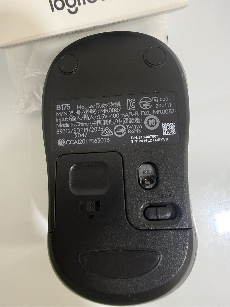 wireless mouse (Category: Mouse & Mousepads) located in Singapore. Submitted by cindyz88 (Listing ID 1454055844, Image 3). Description: logi for $8 CLiPteC for $6.
