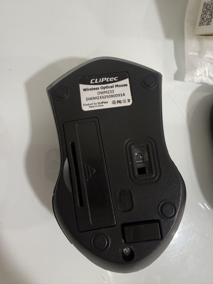 wireless mouse (Category: Mouse & Mousepads) located in Singapore. Submitted by cindyz88 (Listing ID 1454055844, Image 2). Description: logi for $8 CLiPteC for $6.