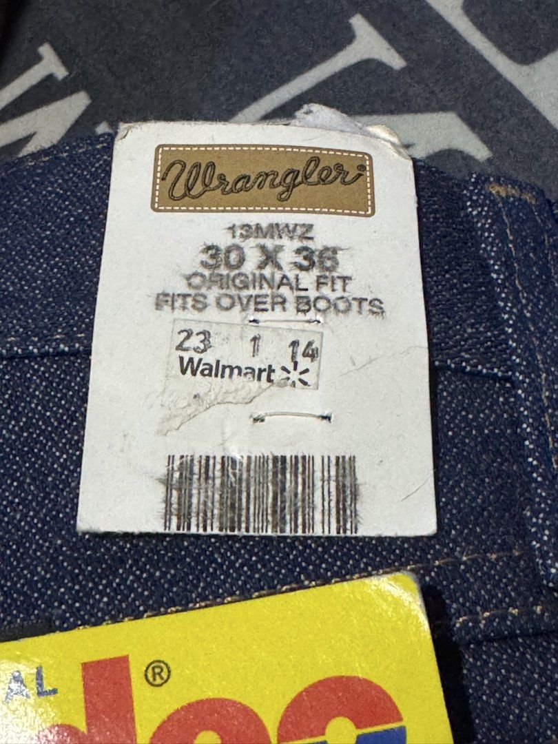 Wrangler Dark Wash Denim Jeans (Category: Jeans) located in Manila. Submitted by _ravenqueen (Listing ID 1454031761, Image 2). Description: - Classic dark wash denim jeans - Straight leg cut - Small tear on the bottom hem of the right leg - Ideal for casual wear or customization - Ready for a new home.