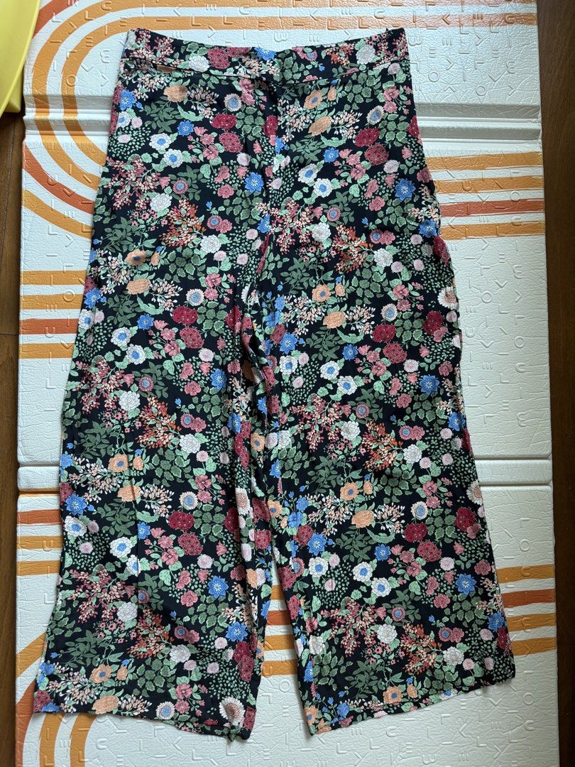 Zara floral pants Large (Category: Other Bottoms) located in Makati City. Submitted by nmvs1 (Listing ID 1454128447, Image 1). Description: Zara floral pants Large Very nice perfect for summer Used twice excellent condition Side zip not stretchable Laid flat Waist 16 inches Length 40.5 inches.