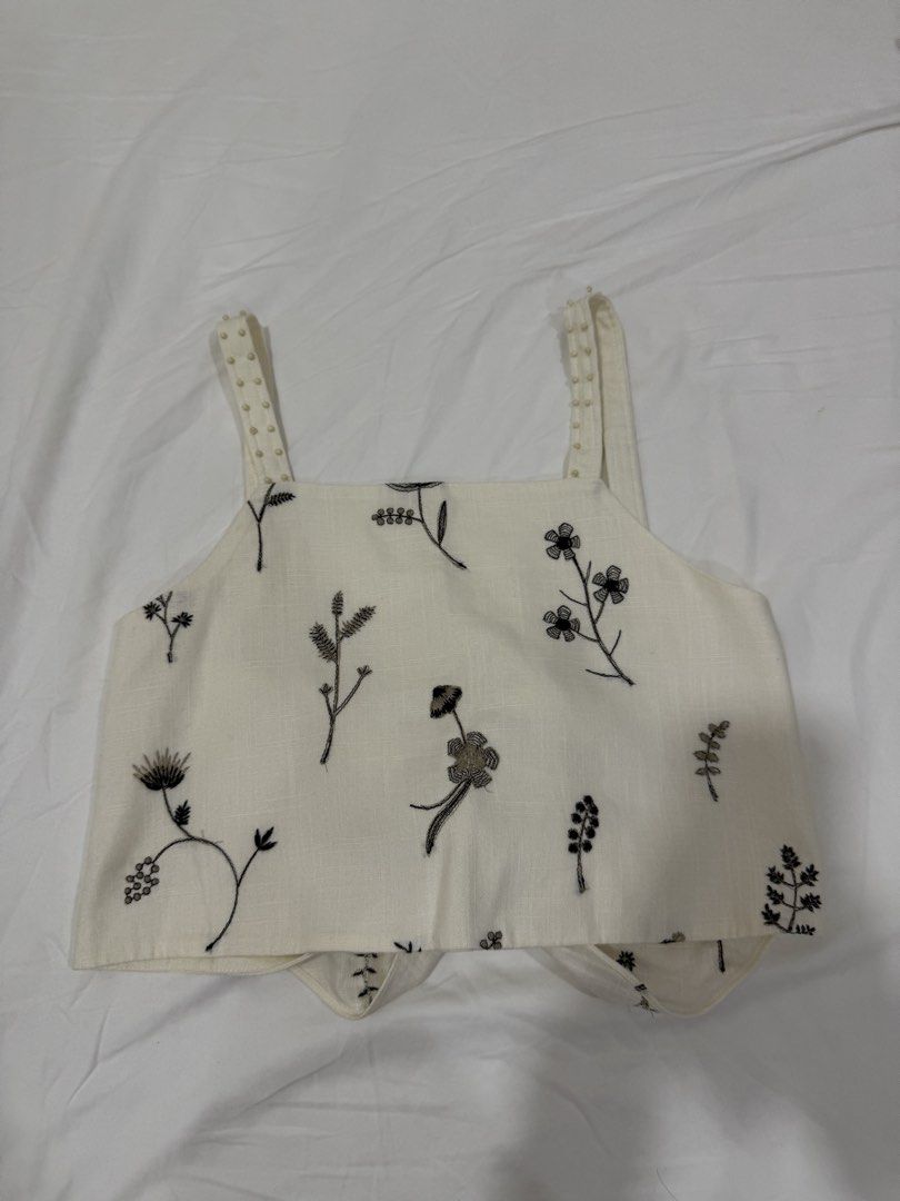 Zara floral top XS (Category: Others Tops) located in Makati City. Submitted by bargainwaves (Listing ID 1454118144, Image 2). Description: .