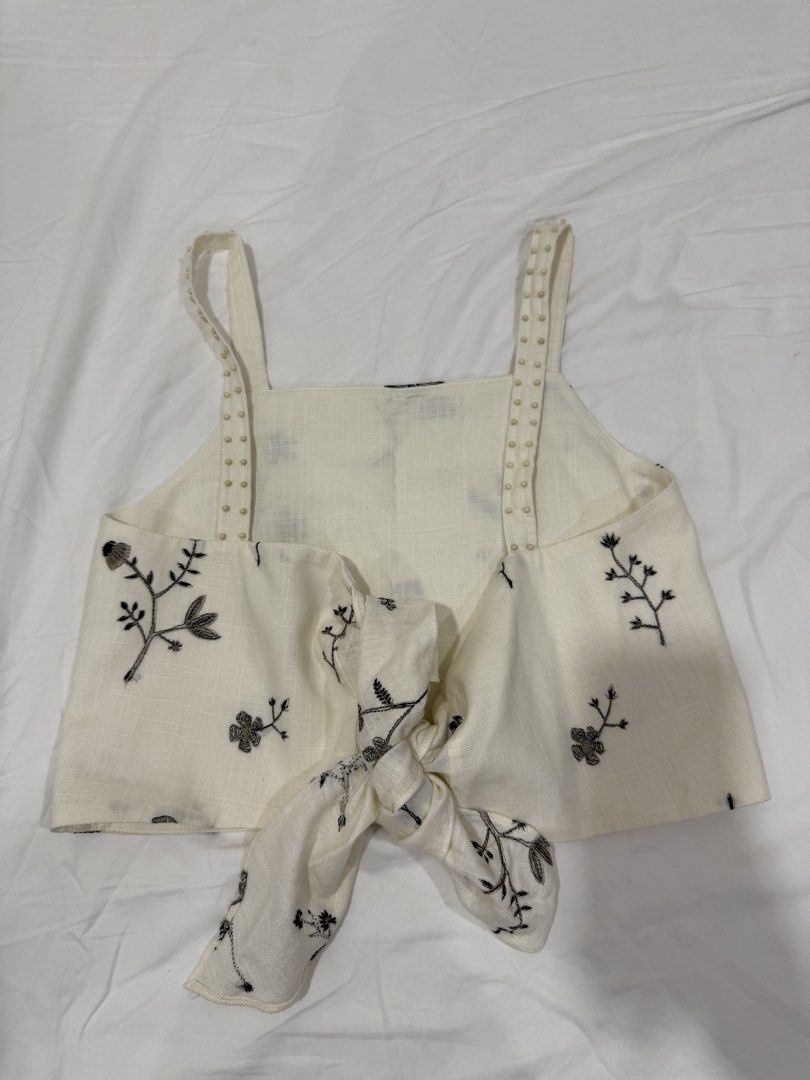 Zara floral top XS (Category: Others Tops) located in Makati City. Submitted by bargainwaves (Listing ID 1454118144, Image 1). Description: .