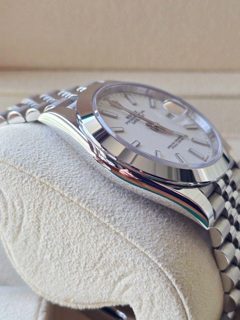 2024 Rolex Datejust 41 126300 (Category: Luxury Watches) located in Makati City. Submitted by rvffy (Listing ID 1454297509, Image 2). Description: Rolex Datejust 41 PRICE: Php628,000 Year: 2024 Model: Datejust 41 Model Number: 126300 Links: 19 (Complete) RoIex Guarantee Card/Certificate: Yes Original Box: Yes Checked/Auth by: Watch Solutions (w/ receipt) PM for inquiries. 📍 One Ayala, 1 Ayala Ave cor. Edsa, Makati City #126300 #116300 #126200 #1