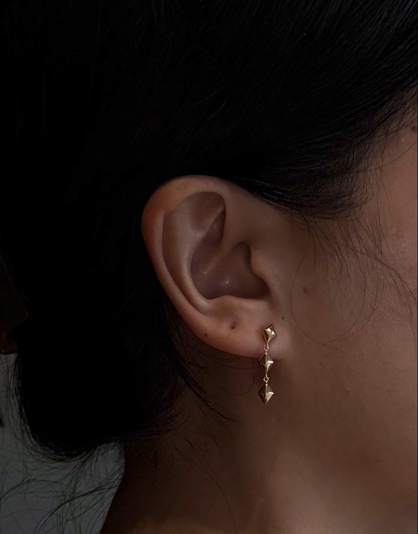 3-Diamond Dangling (Category: Earrings) located in Cebu City. Submitted by virnee (Listing ID 1454191792, Image 2). Description: 18k Japan Gold Gold locks encased in silicone Item Code: 012026150.