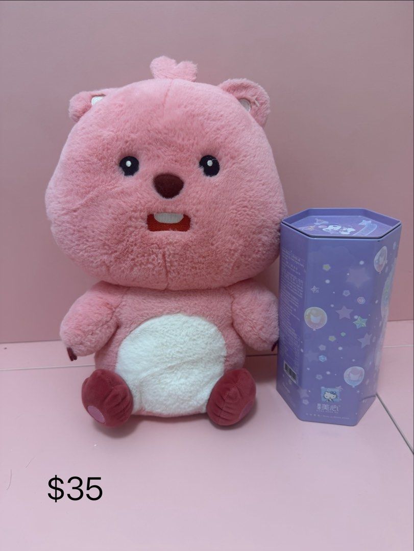 公仔 （分類：絨毛玩具）位於 Hong Kong。 由 liuwailam039380 提交（商品編號 1454326462，圖片 5）。簡介： 有瑕疵，介意勿拍🫣 價錢已標示在左下角🥹 為了防止被放飛機✈️ 必須要比20💰訂金 OR••••••• 可以用貓零食換🫪。