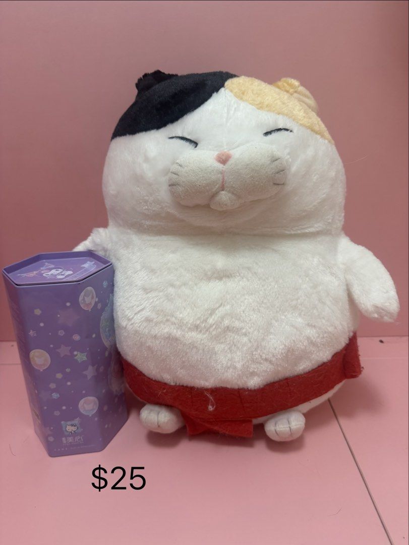 公仔 （分類：絨毛玩具）位於 Hong Kong。 由 liuwailam039380 提交（商品編號 1454326462，圖片 3）。簡介： 有瑕疵，介意勿拍🫣 價錢已標示在左下角🥹 為了防止被放飛機✈️ 必須要比20💰訂金 OR••••••• 可以用貓零食換🫪。