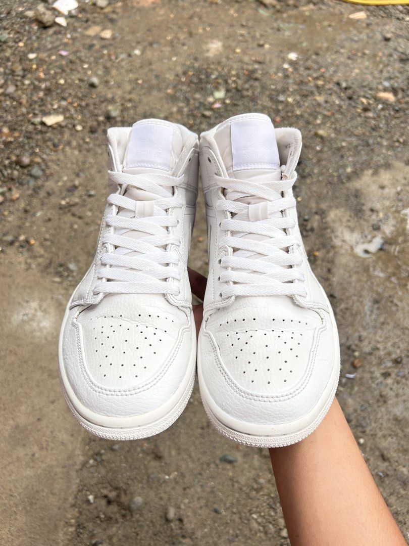 AIR JORDAN 1 MID TRIPLE WHITE (Category: Sneakers) located in Cabanatuan. Submitted by thriftttttt (Listing ID 1454294781, Image 3). Description: SIZE: 7.5 US / 40.5 EUR ORIGINAL 💯.