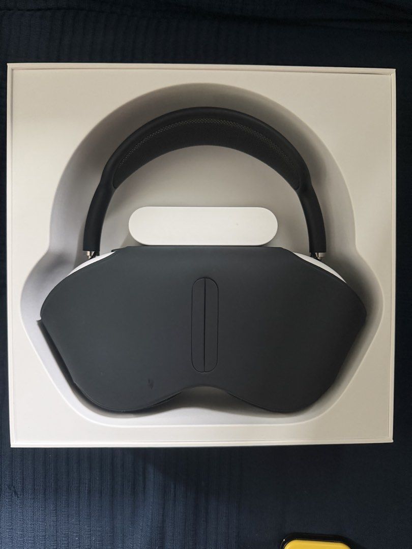 AIRPODS MAX 2 (Category: Headphones & Headsets) located in Caloocan City. Submitted by justdieviv34810 (Listing ID 1454347633, Image 2). Description: comes with Type c to type c cable wire.