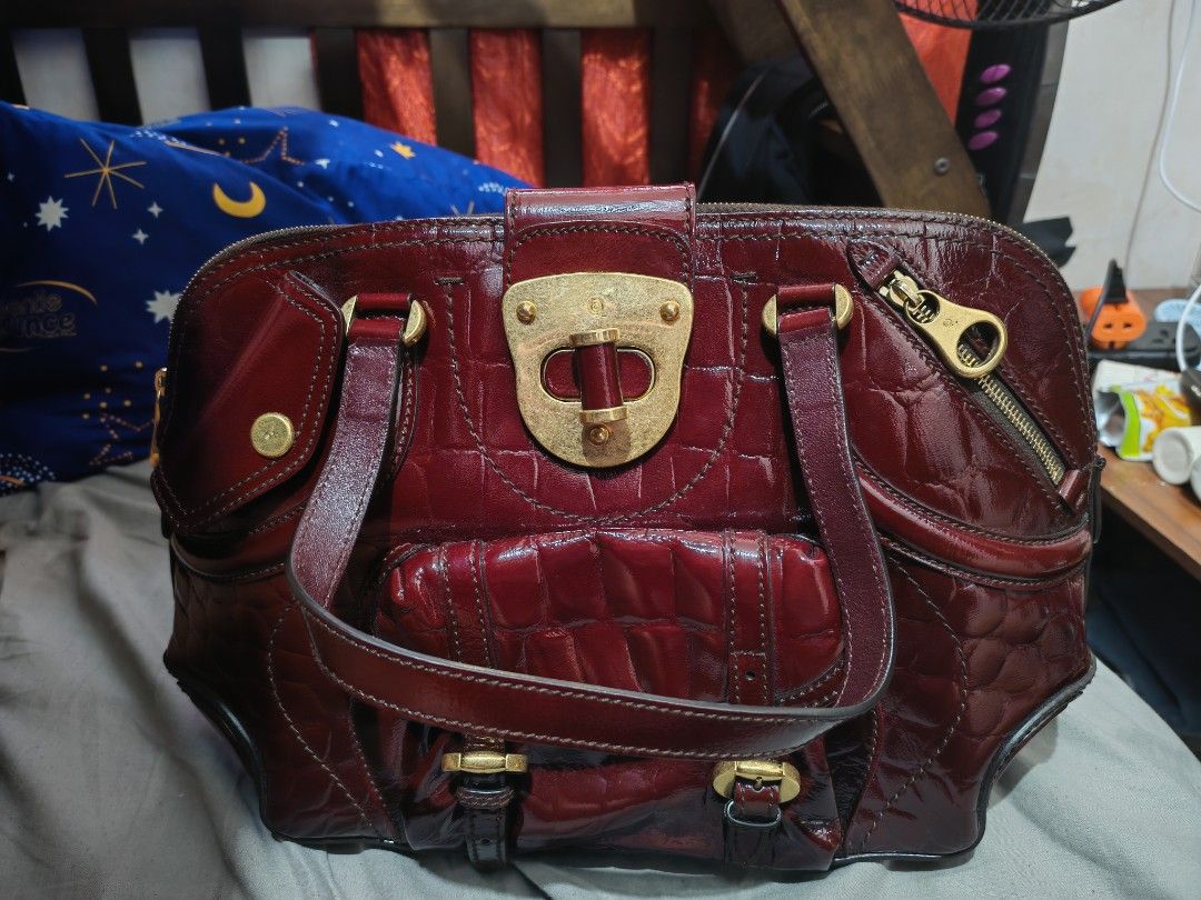 Preloved Alexander McQueen Bag Novak Flapper Bag. (Category: Luxury Bags & Wallets) located in Manila. Submitted by _krxsh (Listing ID 1454255149, Image 1). Description: Pm for the Price. Open for bidding also. Just drop your offer in the message. Rfs: Di na ginagamit Material: Crocodile-embossed patent leather Color: Burgundy / Deep Red.