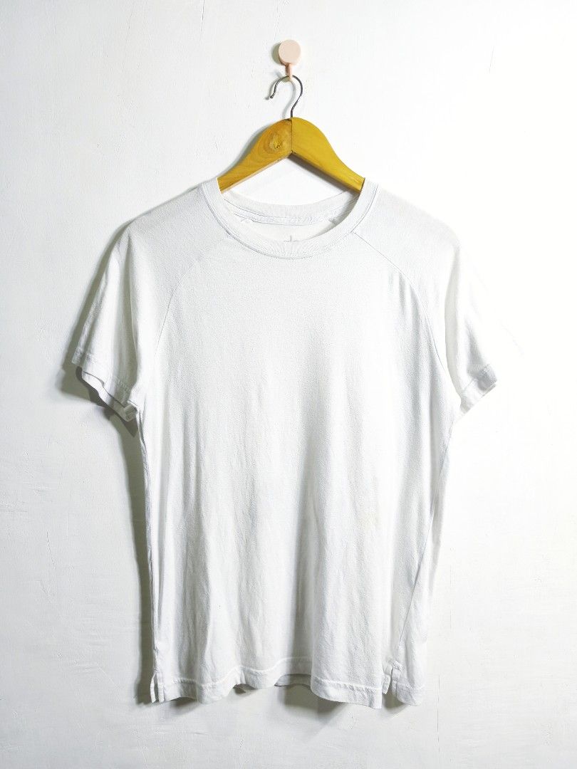 Alo Yoga Triumph Tee (Category: Activewear) located in Paranaque City. Submitted by pickersform (Listing ID 1454226903, Image 1). Description: Alo Yoga Triumph Tee size Small-medium width: 19 / length: 27 - Features: Raglan sleeves for a comfortable fit - Versatility: Ideal for workouts or casual everyday wear sign of usage only / needwash .