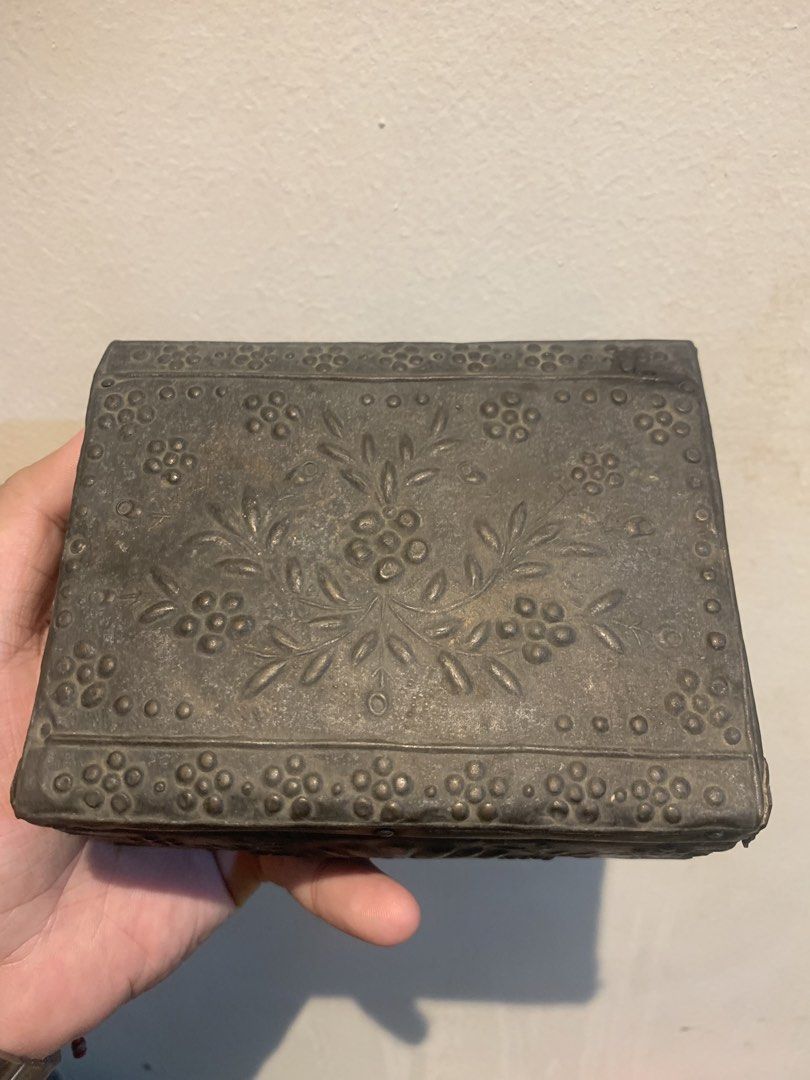 Antique Jewelry Box (Category: Luxury Accessories) located in Manila. Submitted by moneymann888 (Listing ID 1454343341, Image 1). Description: Sf Buyer shoulder As is No Markings.