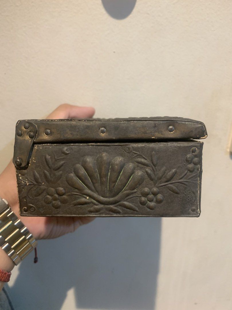 Antique Jewelry Box (Category: Luxury Accessories) located in Manila. Submitted by moneymann888 (Listing ID 1454343341, Image 3). Description: Sf Buyer shoulder As is No Markings.