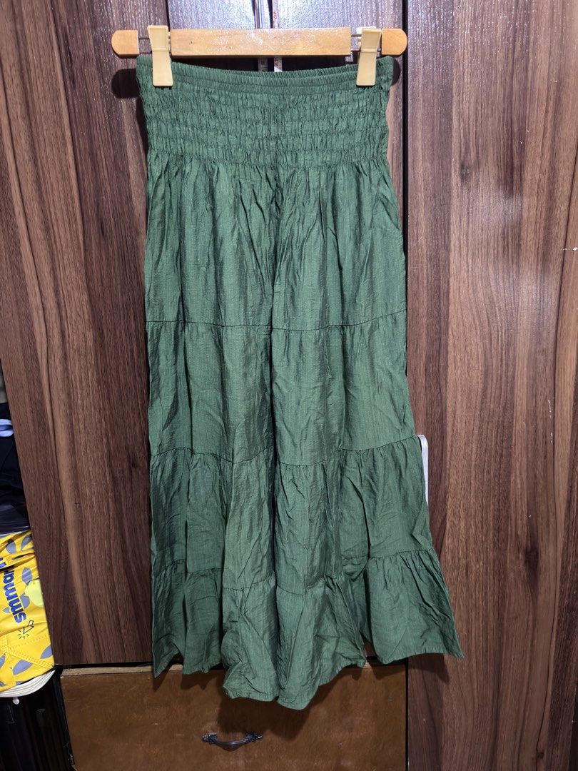 Army Green Elastic Waist Maxi Skirt (Category: Skirts) located in Cavite. Submitted by rrppreloved (Listing ID 1454213321, Image 3). Description: Can fit 22-32in waistline Bought for 399 from an ig thrift shop Used twice.