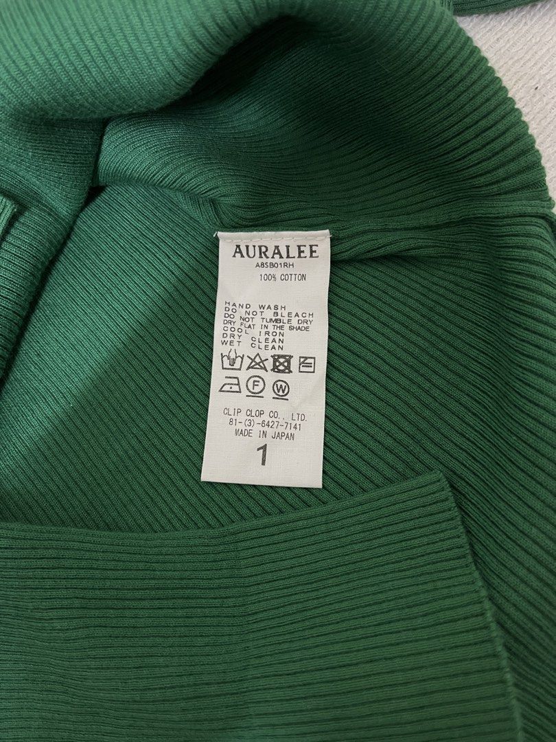 Auralee Pullover (Category: Longsleeves) located in Putrajaya. Submitted by bundle.dn (Listing ID 1454325808, Image 3). Description: Carousel @ bundledn NEGOTIABLE ✅ Pit : 12” Waist : 11” Length : 25” STRETCHABLE Condition : Very Good Used Fast payment Booking deposit only ♻️ 🤍 🌎.