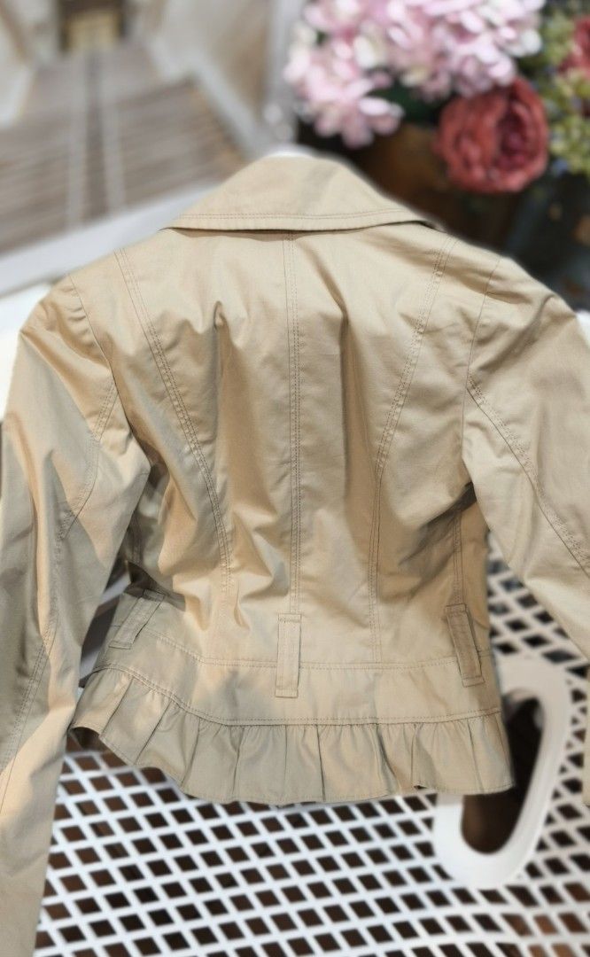Authentic Burberry Crop Top Coat Size S (Category: Coats, Jackets and Outerwear) located in Aguinaldo. Submitted by designerlaneph (Listing ID 1454323380, Image 2). Description: Previously owned Burberry crop top coat size small 💯% authentic in nice condition free shipping onhand.