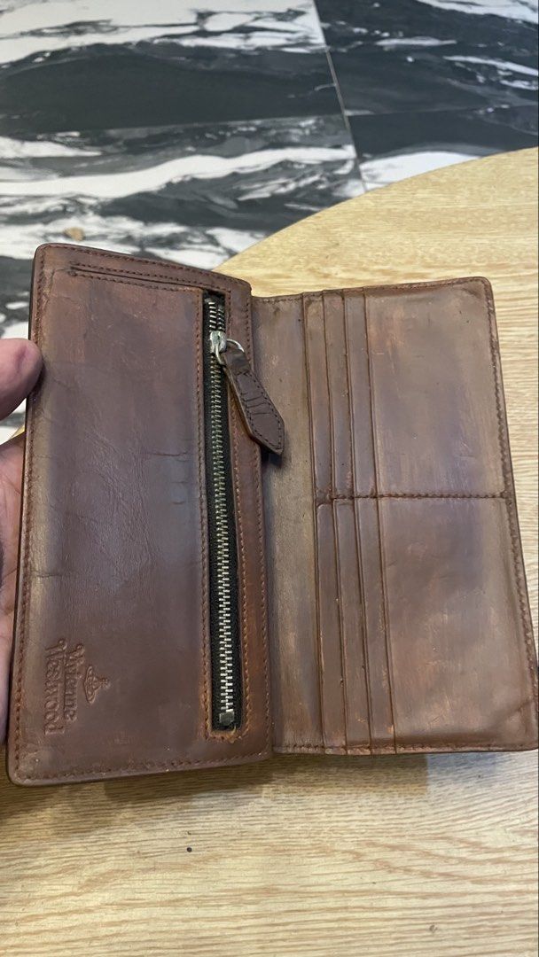 Authentic vivianne westwood leather wallet (Category: Luxury Accessories) located in Cavite. Submitted by ohmie23 (Listing ID 1454208293, Image 2). Description: Authentic vivianne westwood leather wallet.
