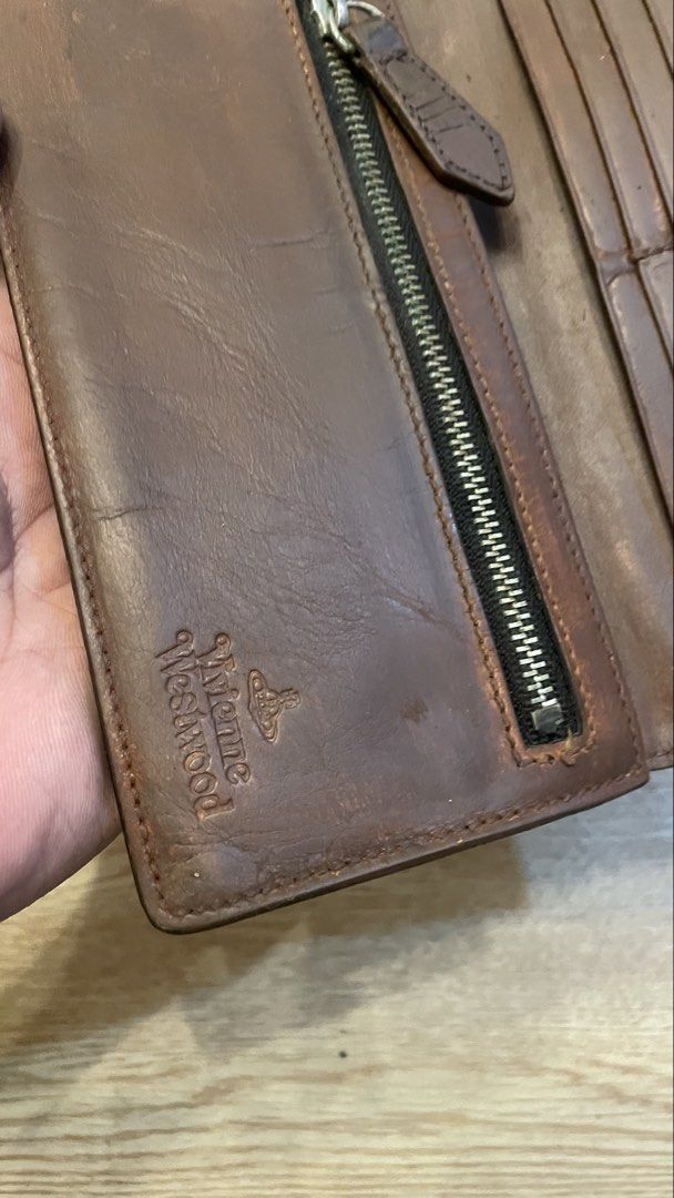 Authentic vivianne westwood leather wallet (Category: Luxury Accessories) located in Cavite. Submitted by ohmie23 (Listing ID 1454208293, Image 3). Description: Authentic vivianne westwood leather wallet.