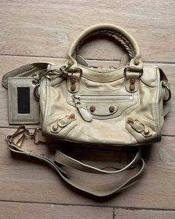 (Category: ) located in . Submitted by chic.botique (Listing ID 1454339185, Image 1). Description: .