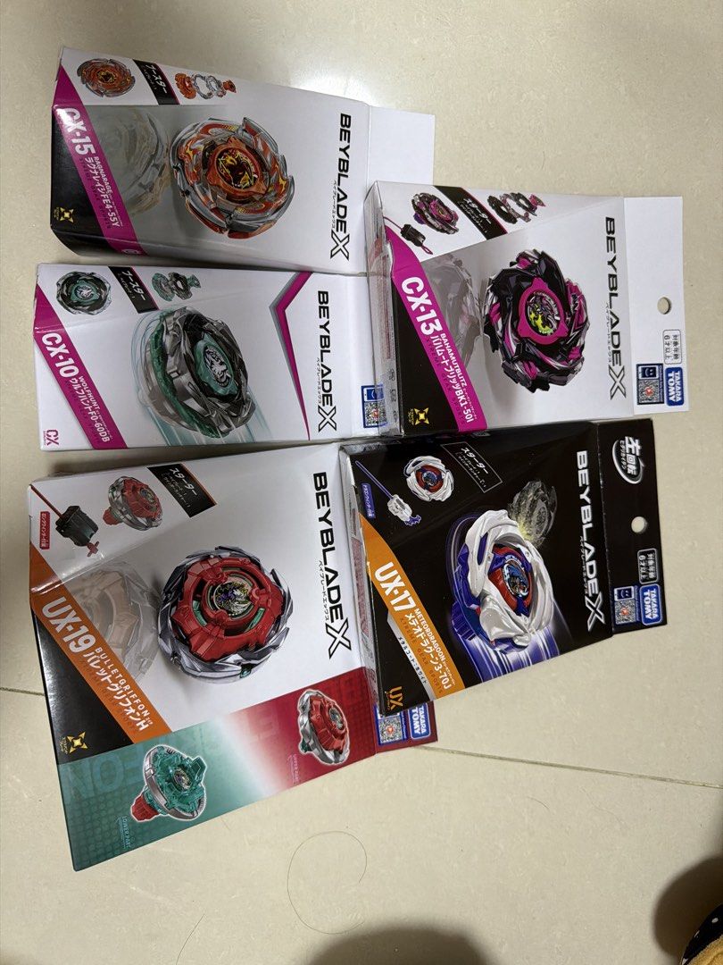 Beyblade X 陀螺 新手禮包CX-15, CX-13, UX-17, UX-19 （分類：動作及對戰玩具）位於 Hong Kong。 由 diana_1760 提交（商品編號 1454327614，圖片 1）。簡介： CX-15 120 CX-13 200 UX-17 230 CX-10 130 UX-19 X 全部都係TAKARA TOMY 正版貨。有興趣就快啲問啦！包郵全走 全部有code。。