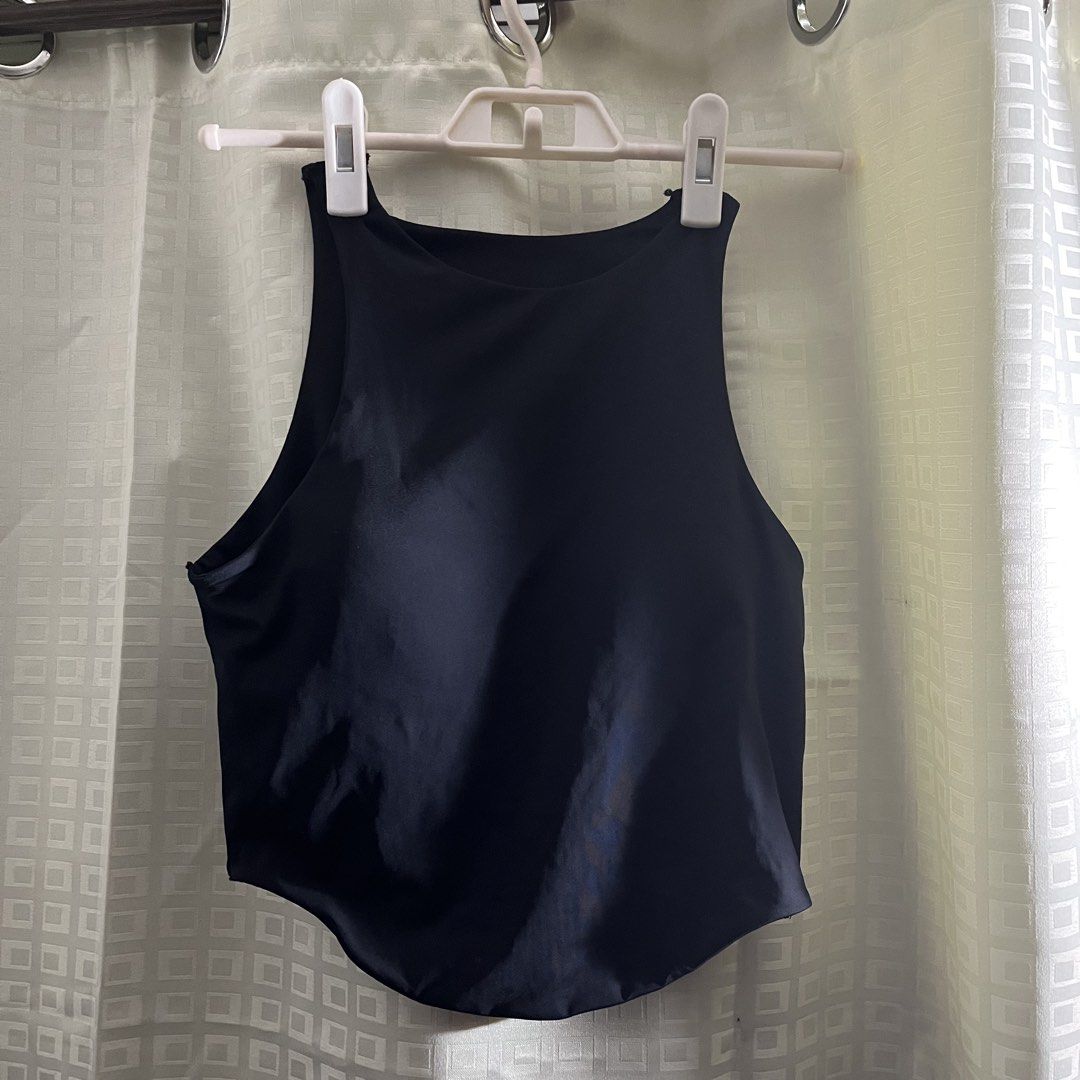 black crop top bra sleeveless with built in padding (Category: Sleeveless) located in Manila. Submitted by whiteforesttea178 (Listing ID 1454300043, Image 1). Description: madulas ung fabric parang pang swimming small slize kasya sa 32 to 34 bust na petite. stretchy yung tela.