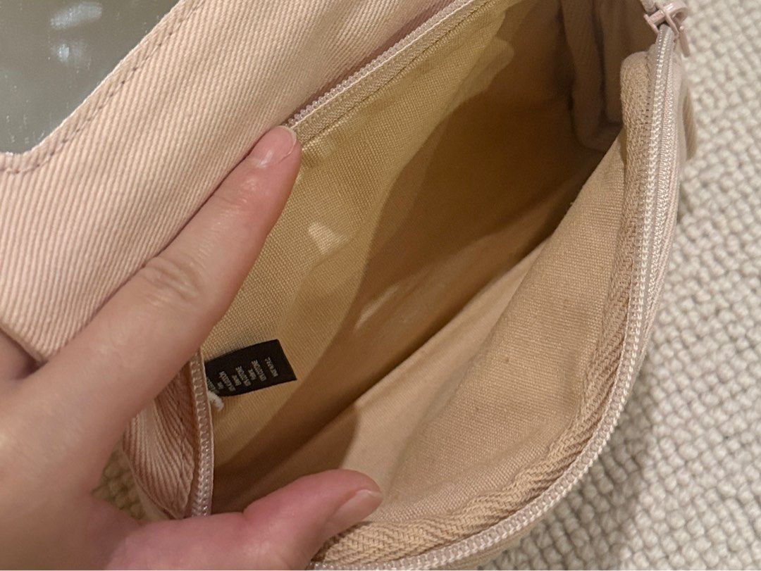 Brandy Melville Powder Pink Vanity (Category: Makeup) located in Muntinlupa City. Submitted by sabnava (Listing ID 1454276871, Image 3). Description: - Bought in Brandy Melville Shanghai! - Never used, bought multiple so I wasn’t able to use this - No issues!.