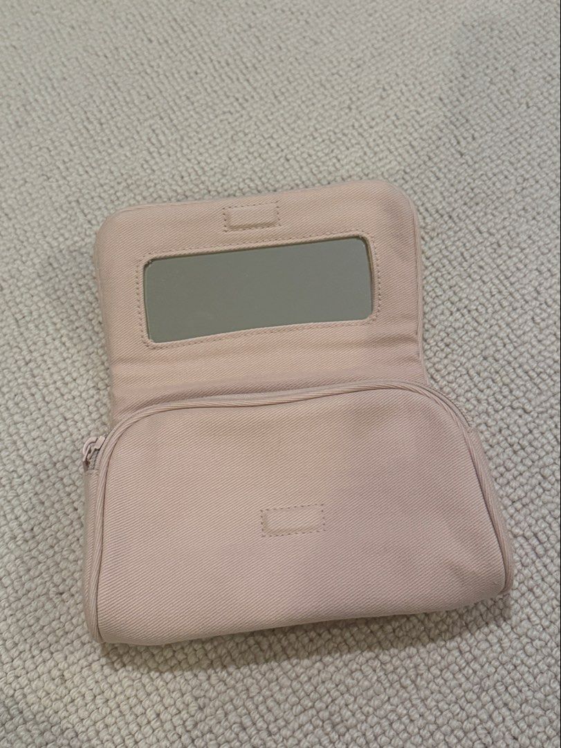 Brandy Melville Powder Pink Vanity (Category: Makeup) located in Muntinlupa City. Submitted by sabnava (Listing ID 1454276871, Image 2). Description: - Bought in Brandy Melville Shanghai! - Never used, bought multiple so I wasn’t able to use this - No issues!.