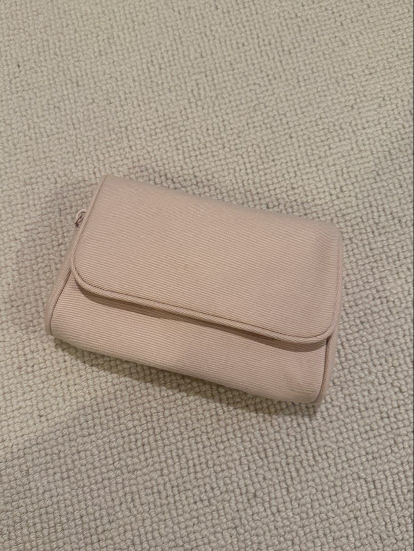 Brandy Melville Powder Pink Vanity (Category: Makeup) located in Muntinlupa City. Submitted by sabnava (Listing ID 1454276871, Image 1). Description: - Bought in Brandy Melville Shanghai! - Never used, bought multiple so I wasn’t able to use this - No issues!.