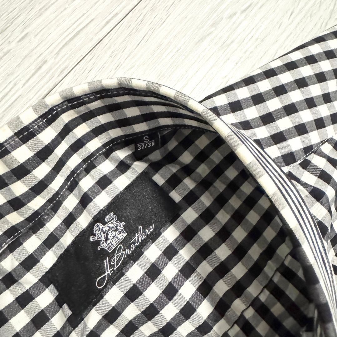 Checkered Button Down Long Sleeves Polo (Category: Formal Shirts) located in Manila. Submitted by destashedmnl (Listing ID 1454332267, Image 2). Description: 💫 FREE SHIPPING WITHIN METRO MANILA 💫 (₱500 & up worth of purchase via J&T) ✨ Size: S-Semi L ✨ Measurement: W- 20" L- 28" 🩶 Message me for more info/photos. 😊 🩶 MOP: BDO/BPI/GCASH/GOTYME 🩶 MOD: -Lalamove (Same Day Delivery: Metro Manila and nearby provinces) -J&T ; starts at ₱50 sf (Me