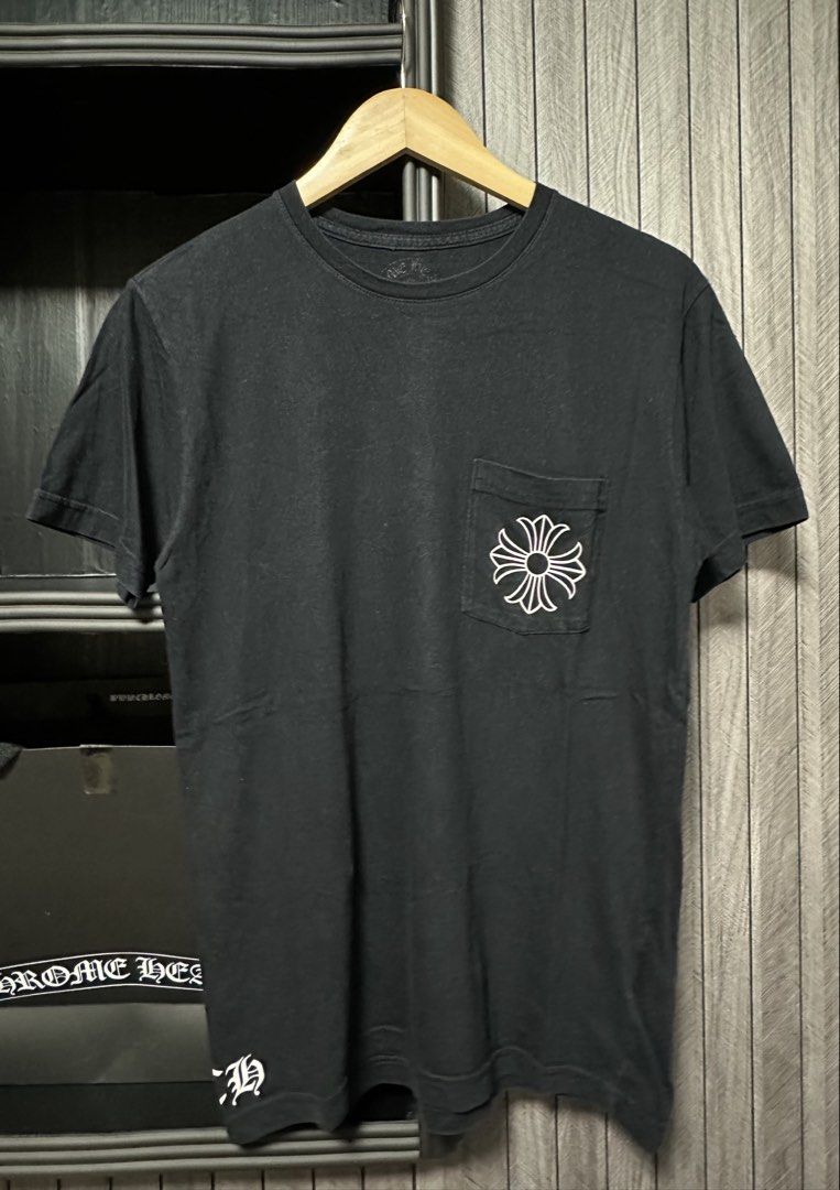 Chrome hearts tee (Category: Luxury Apparel) located in Atok. Submitted by fullroom.dgs (Listing ID 1454338924, Image 1). Description: Chrome hearts tee good condition authentic medium.
