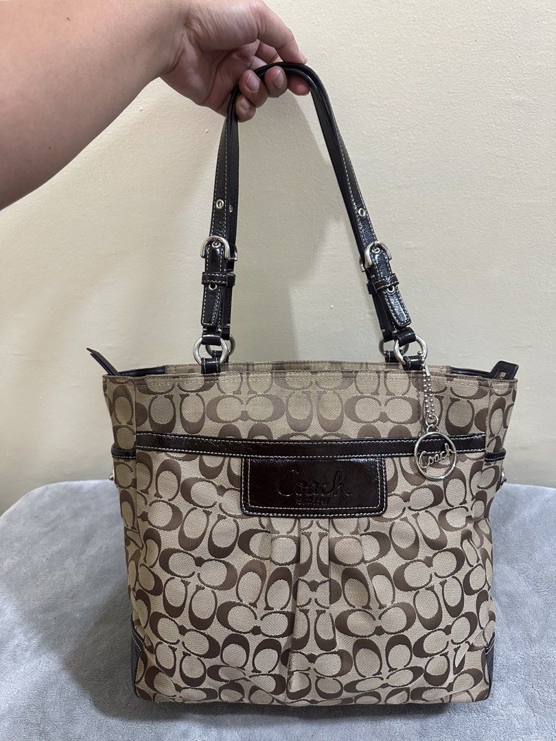 COACH GALLERY TOTE 😍😍 (Category: Luxury Bags & Wallets) located in Baguio. Submitted by bags_2600 (Listing ID 1454335095, Image 1). Description: May rubs po ito pakicheck detailed oics bawal sa maarte 😘.