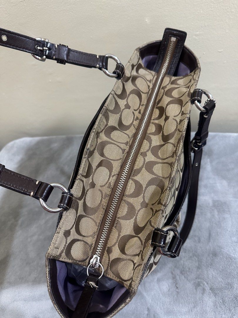 COACH GALLERY TOTE 😍😍 (Category: Luxury Bags & Wallets) located in Baguio. Submitted by bags_2600 (Listing ID 1454335095, Image 3). Description: May rubs po ito pakicheck detailed oics bawal sa maarte 😘.