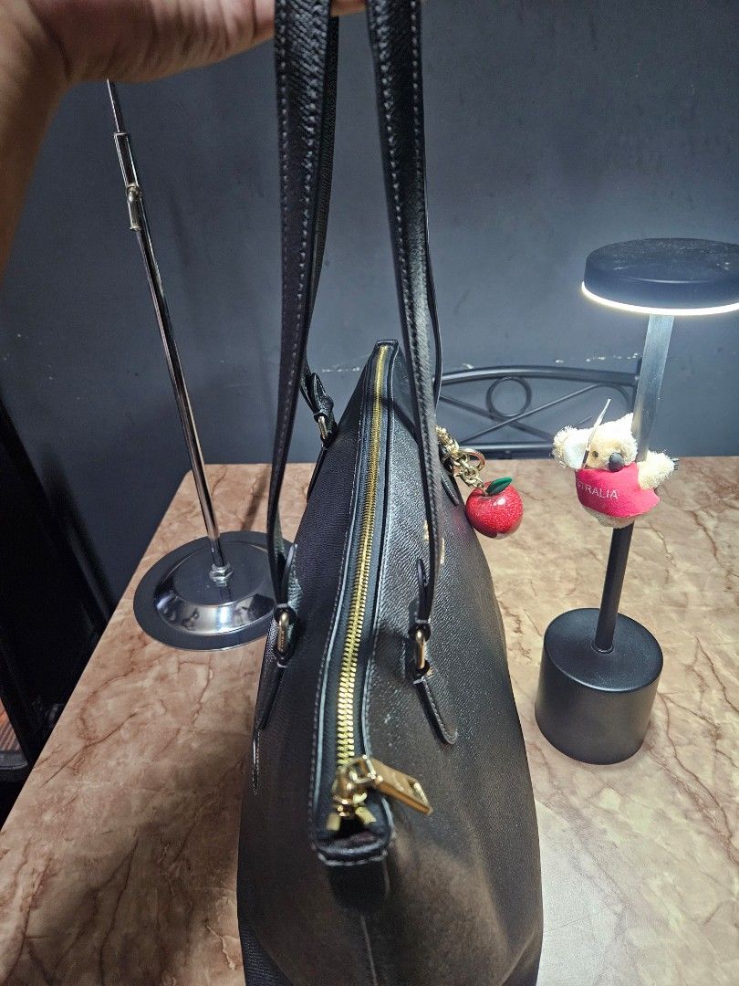 Coach Gallery Tote - Black (Category: Luxury Bags & Wallets) located in Angono. Submitted by julee031224 (Listing ID 1454265103, Image 3). Description: Authentic Coach ✨️ Comes with: Original Hangtag Condition: Excellent, Used only once. Hardware Condition: 90% above Location: Angono, Rizal MOD: JnT or Lalamove (if around Metro Manila and Rizal) Payment first basis, videocall all you want. DM Me! 🍒.