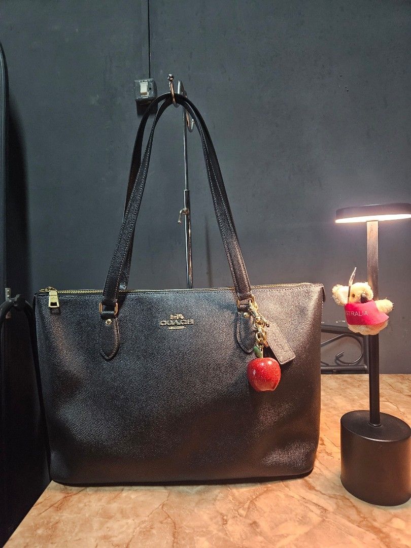 Coach Gallery Tote - Black (Category: Luxury Bags & Wallets) located in Angono. Submitted by juleespreloved (Listing ID 1454265431, Image 1). Description: Authentic Coach ✨️ Comes with: Hangtag Condition: Excellent, Used only once. Hardware Condition: 90% above Location: Angono, Rizal MOD: JnT or Lalamove (if around Metro Manila and Rizal) Payment first basis, videocall all you want. DM Me! 🍒.