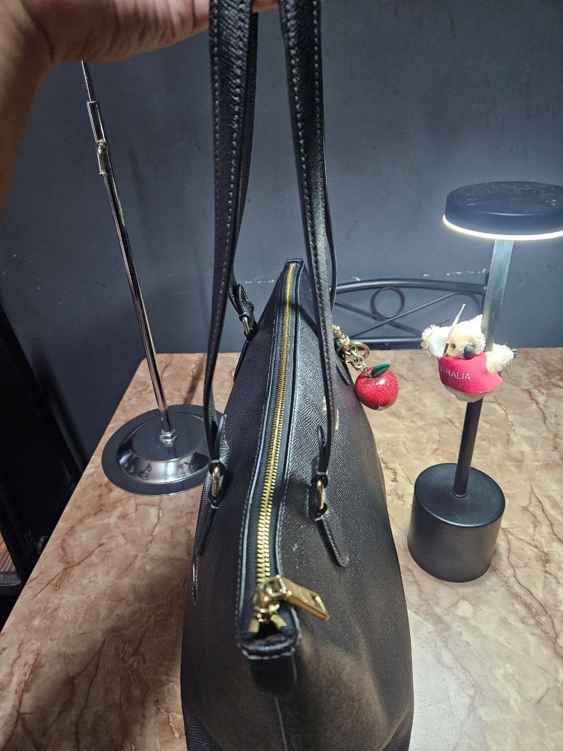 Coach Gallery Tote - Black (Category: Luxury Bags & Wallets) located in Angono. Submitted by juleespreloved (Listing ID 1454265431, Image 3). Description: Authentic Coach ✨️ Comes with: Hangtag Condition: Excellent, Used only once. Hardware Condition: 90% above Location: Angono, Rizal MOD: JnT or Lalamove (if around Metro Manila and Rizal) Payment first basis, videocall all you want. DM Me! 🍒.